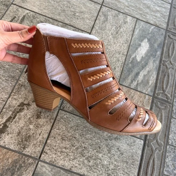 NWOB Earth Brand Zipper Sandals - Picture 5 of 10